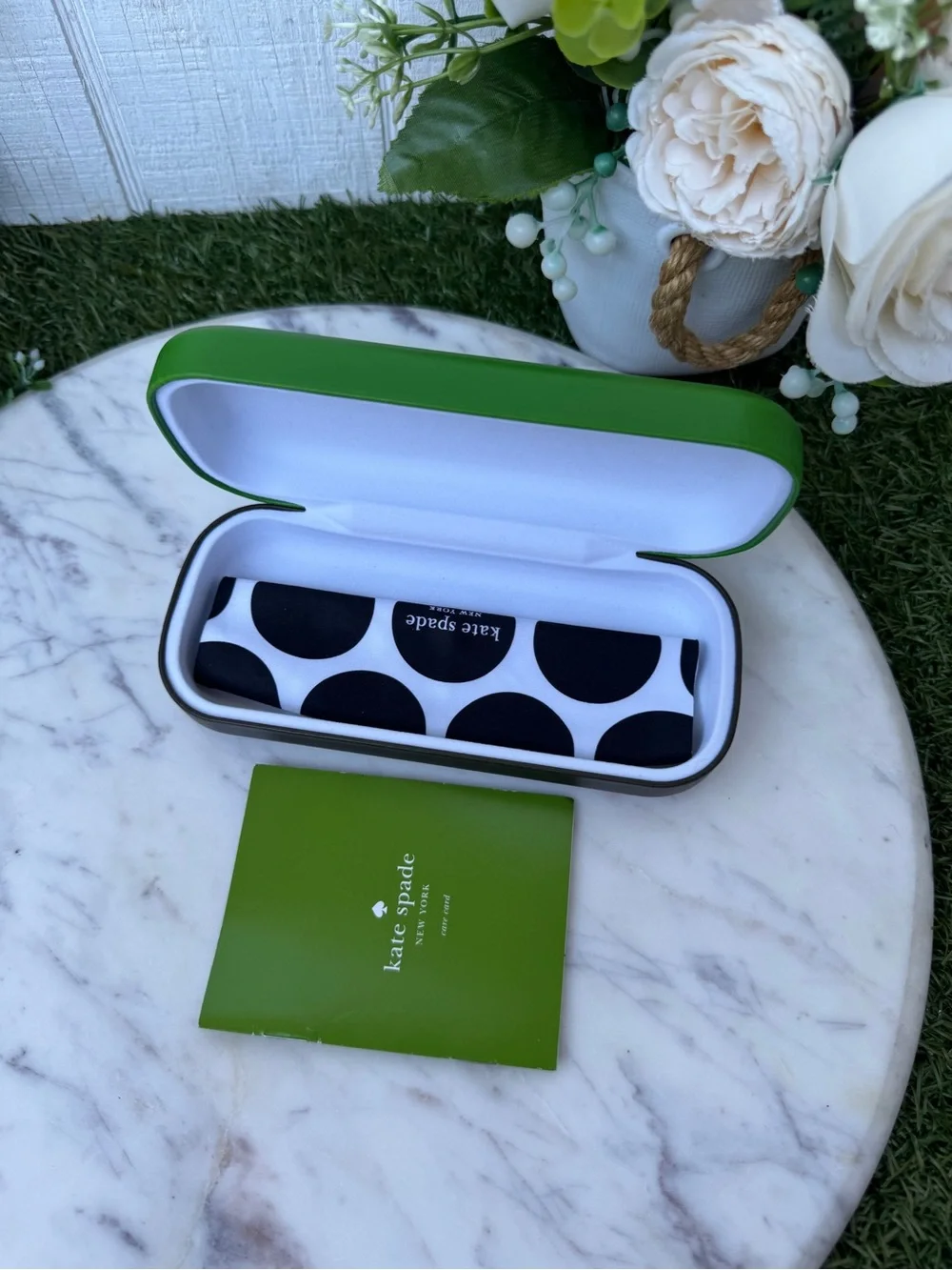 KATE SPADE Green Sunglass Case with cleaning cloth and authentication card New